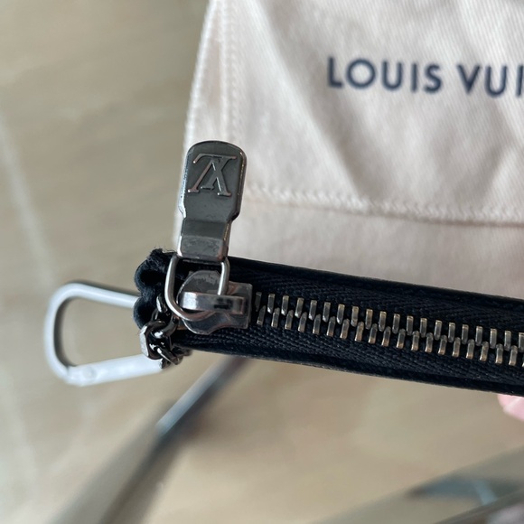 Louis Vuitton Monogram Reverse Key Pouch - Picture 7 of 8